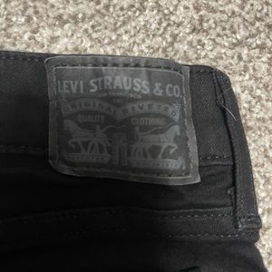 Black stretchy Levi’s 711 skinny jeans. Sz 28.